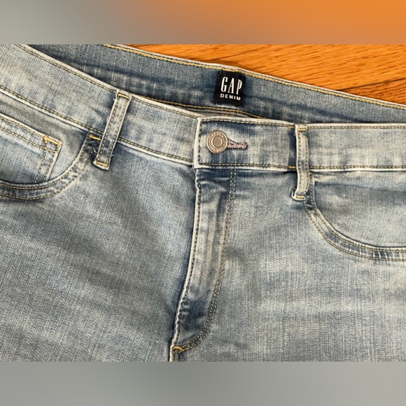 Gap denim favorite Jegging ladies size 32/14 stretch with ripped knee‎ feature - Picture 3 of 10